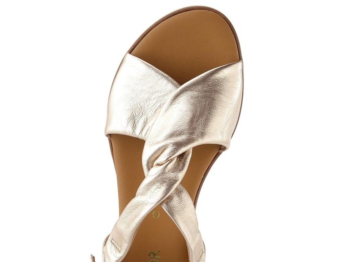 Gabor metalické sandály na klínu puder 82.751.82